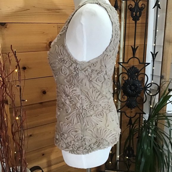 BANANA REPUBLIC TANK TOP WITH UNIQUELY MADE FLOWERS - Picture 9 of 10